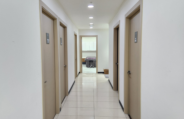 Give Me Clinic interior