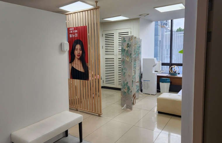 Give Me Clinic interior